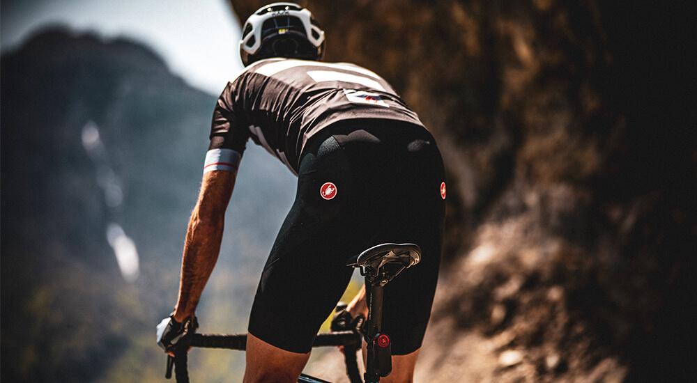 Cycliste avec un cuissard court Castelli