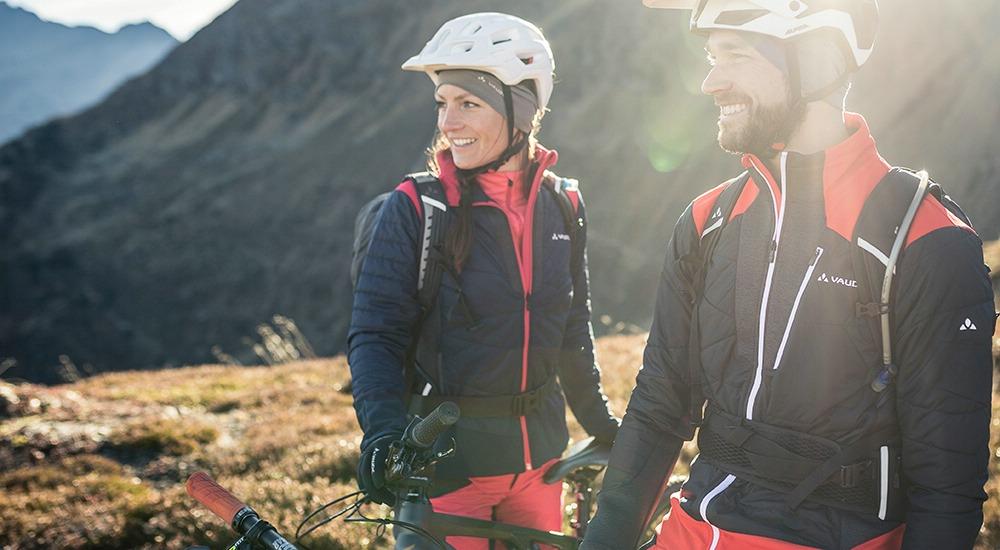 Twee MTB-rijders in winterjassen